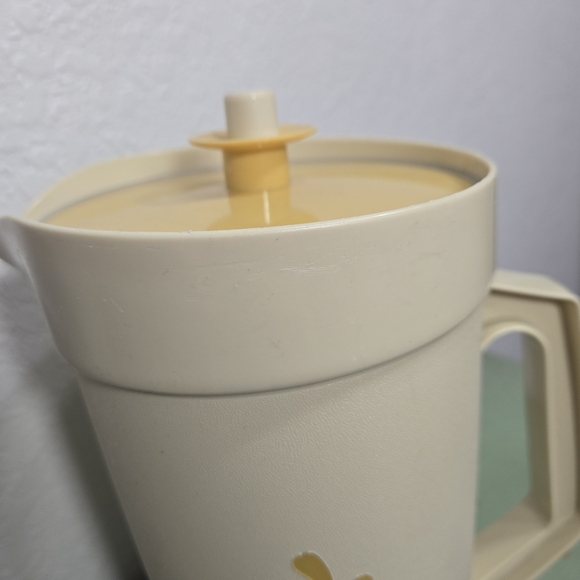 Vintage Tupperware 2 Quart Almond Harvest Gold Push Button Lid Pitcher 800-810 - Picture 6 of 7